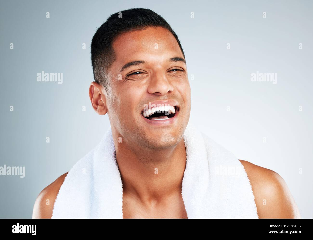 Glücklich, lachen und Gesicht des Mannes sauber nach Wellness waschen, Gesichtsreinigung Routine und Hautpflege Mockup. Glück, Lächeln und Person mit Dusche Stockfoto