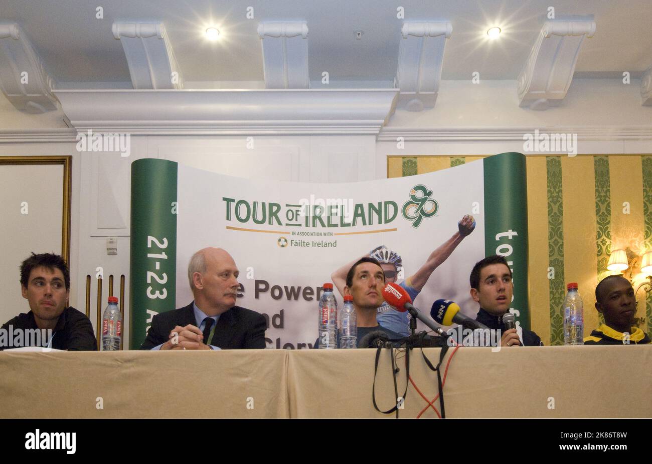 Pressekonferenz im Ritz - Carlton Enniskerry, nahe Dublin, Philip Deignan (IRE, Cervelo Test Team), Alan Rushton Race Director, Marco Pinotti (ITA, Team Columbia-HTC) Mark Cassidy (IRE, an Post), Adrien Niyonshuti (RWA, MTN Energade) Stockfoto