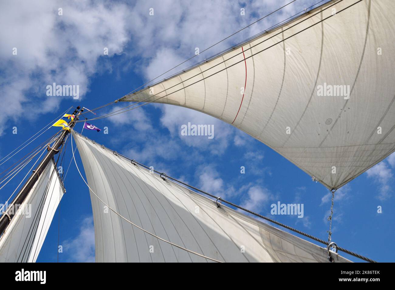 Mast und Takelage eines alten Segelschiffs, aufgenommen nach oben in den Himmel Stockfoto