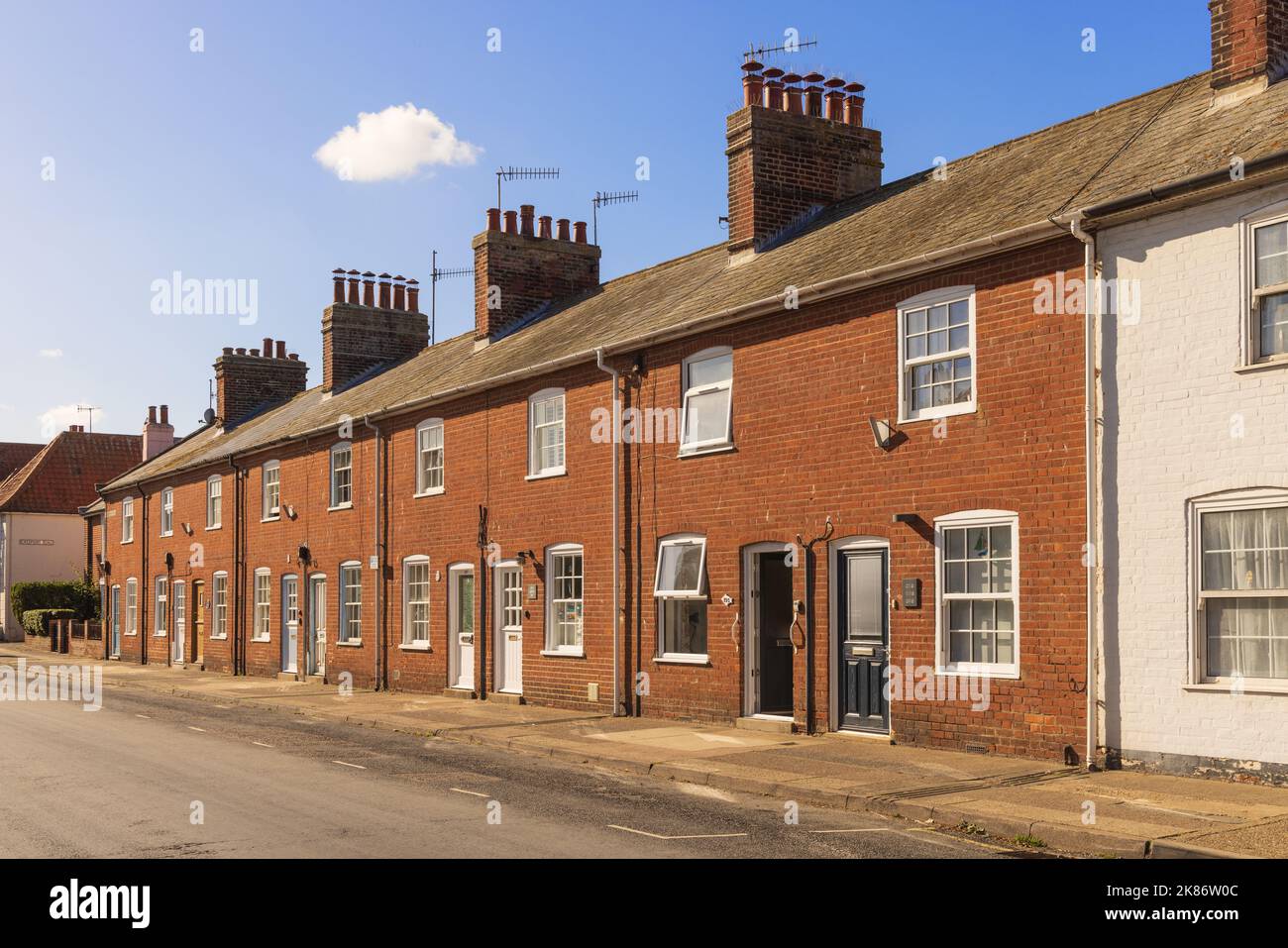 Alte Reihenhäuser in der Aldeburgh High Street. Suffolk. VEREINIGTES KÖNIGREICH Stockfoto