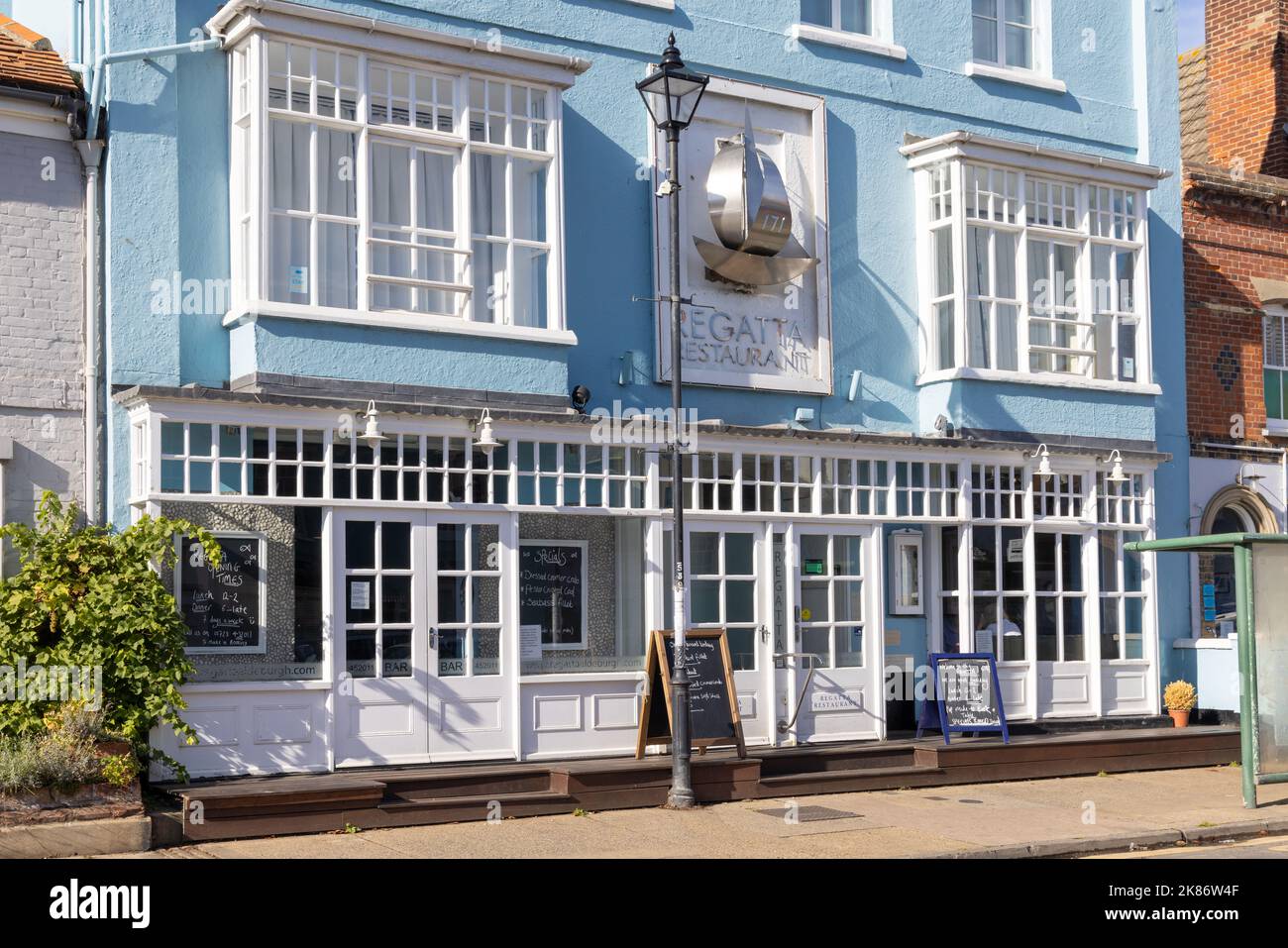 Außenansicht des preisgekrönten Regatta Restaurants, Aldeburgh, Suffolk. VEREINIGTES KÖNIGREICH Stockfoto