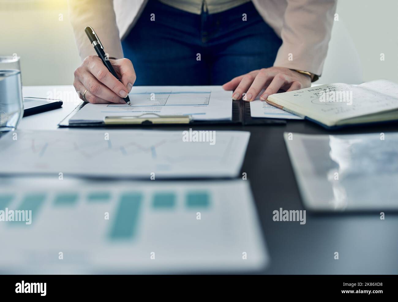 Wir haben eine Menge Papierkram zu decken. Ein anonymer Geschäftsmann Ausfüllen Papierkram. Stockfoto