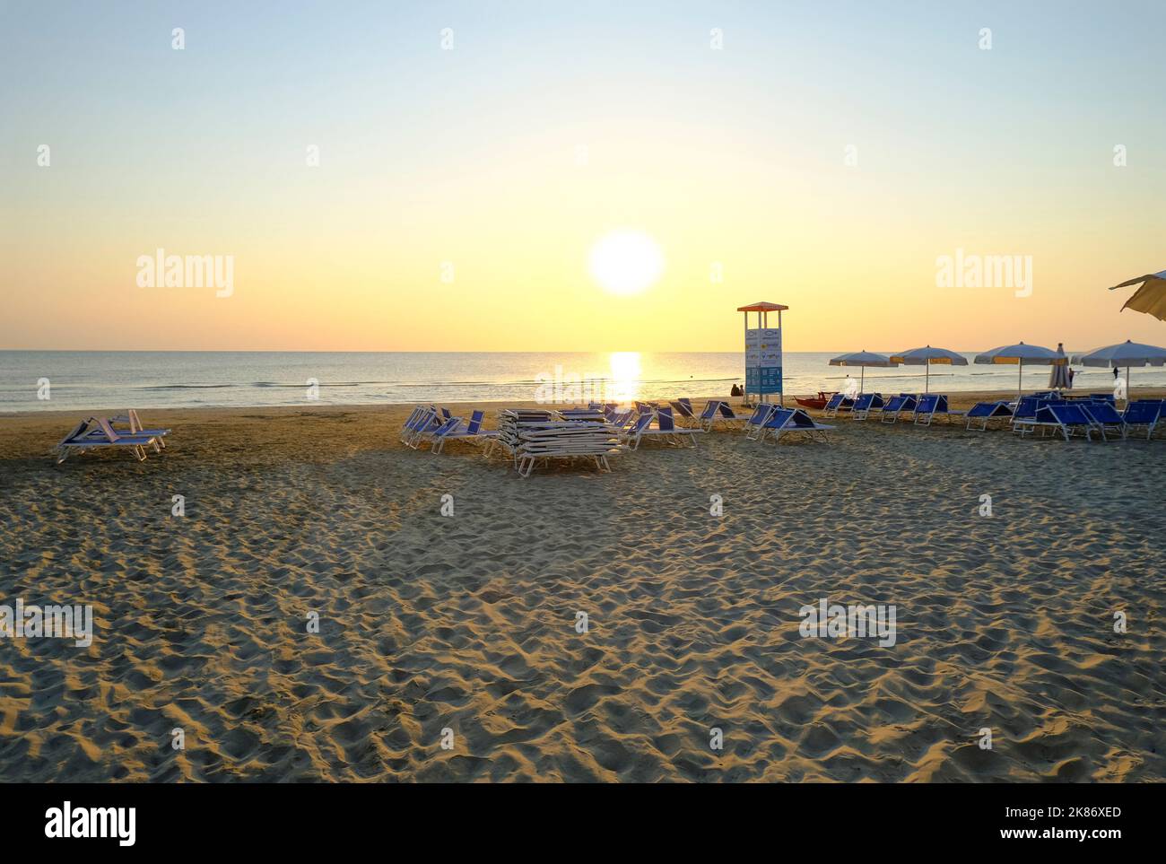 sonnenaufgang am Sandstrand. Küstenlinie, horizontale Linie, natürlicher Hintergrund. Die Sonne geht auf Stockfoto