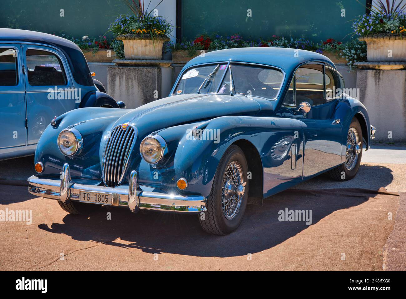 BADEN BADEN, DEUTSCHLAND - JULI 2022: Blue 1955 Jaguar XK140 Fixed Head ...