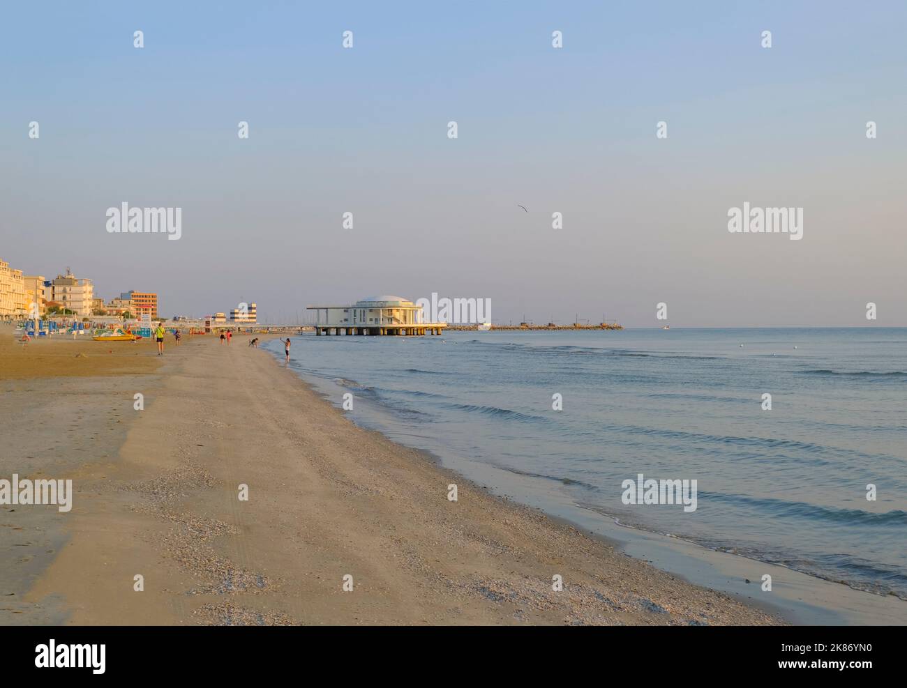 Blick auf den Strand in Senigallia, Italien, Rotonda a Mare, Pier bei Sonnenaufgang. Landschaft am Morgen Stockfoto