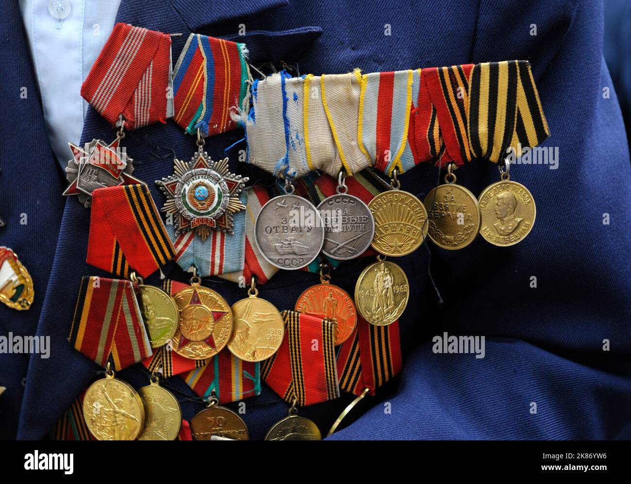 Medaillen und Orden der Sowjetunion in der Tracht eines Veteranen des Zweiten Weltkriegs Feier des Tages des Sieges. 9.Mai 2019. Kiew, Ukraine Stockfoto
