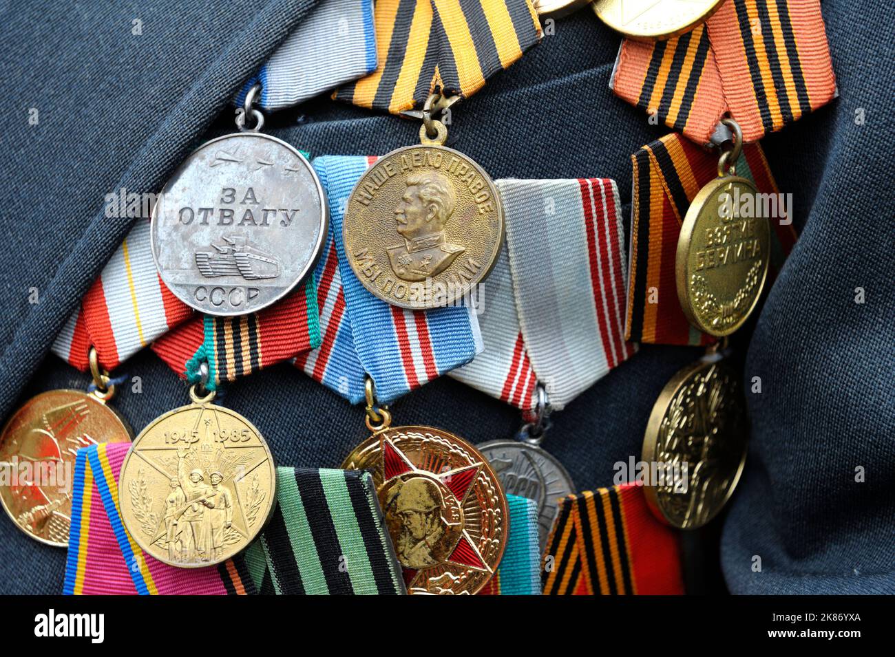 Medaillen und Orden der Sowjetunion in der Tracht eines Veteranen des Zweiten Weltkriegs Feier des Tages des Sieges. 9.Mai 2019. Kiew, Ukraine Stockfoto