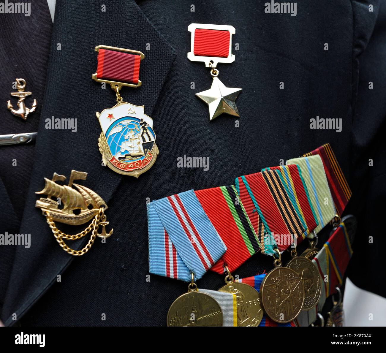 Die Medaillen und die Goldsternmedaille des Helden der Sowjetunion auf der Uniform des Veteranen des Grossen Vaterländischen Krieges. Feier des Tages des Sieges. 9.Mai 2 Stockfoto