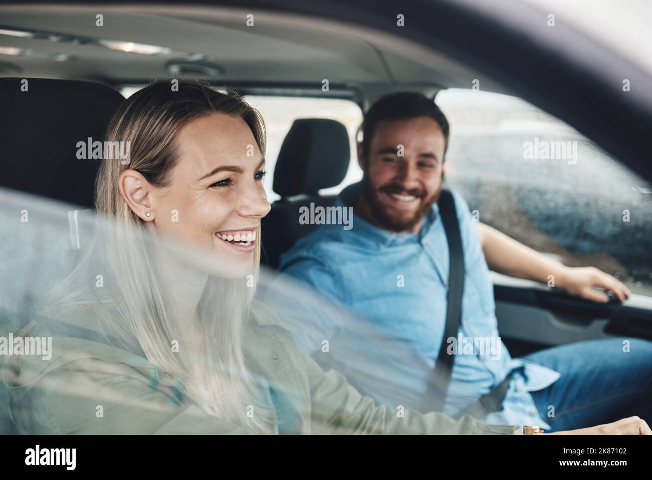 Paar, glücklich und Autoreise von Menschen mit einem Lächeln mit dem Auto Transport. Glück, Liebe und Entspannung Reisen fahren Erfahrung eines Stockfoto