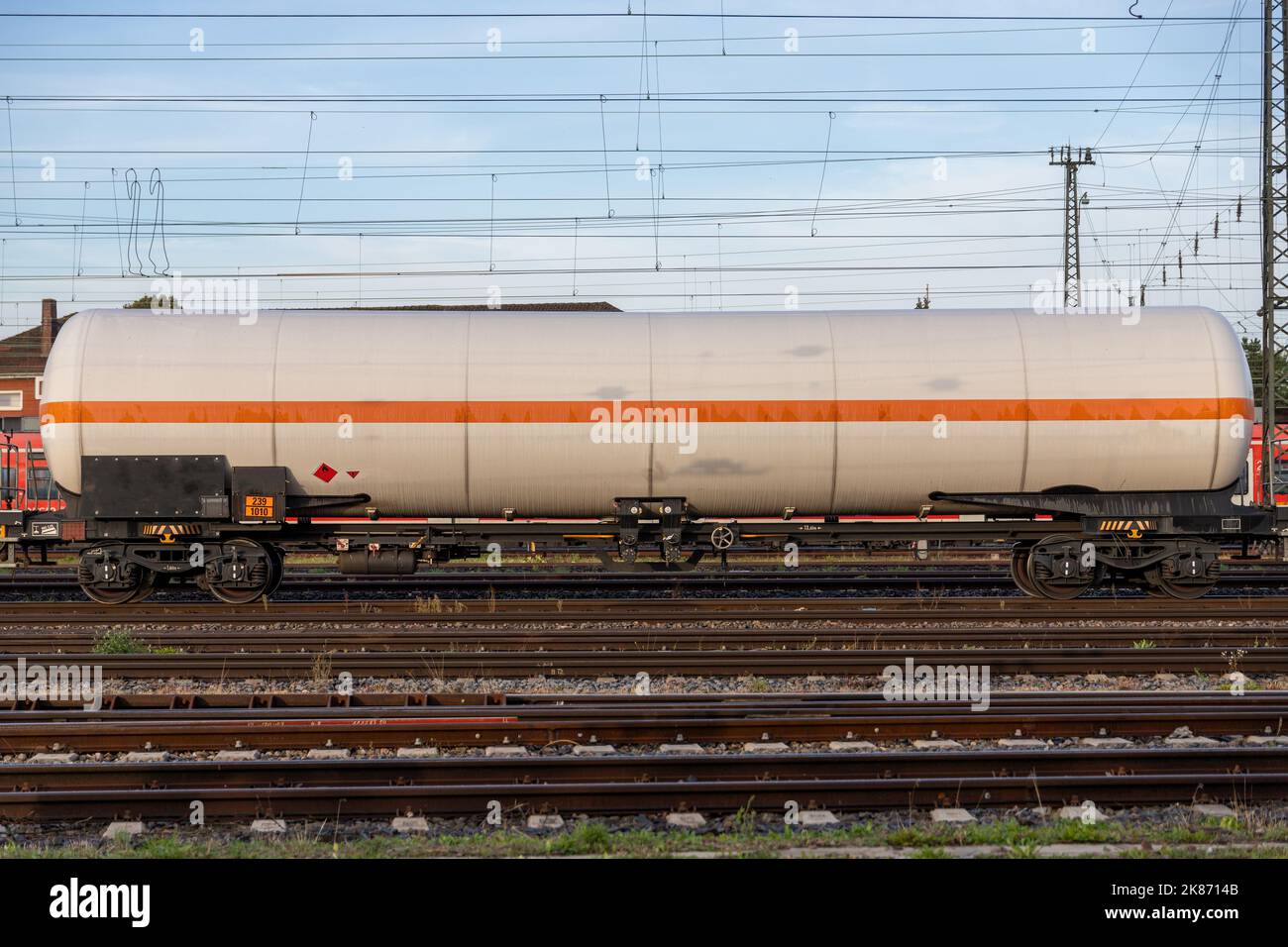 Deutscher Eisenbahnanhänger für Flüssiggas in der Ukraine-Kriegsgaskrise am Bahnhof Darmstadt Stockfoto