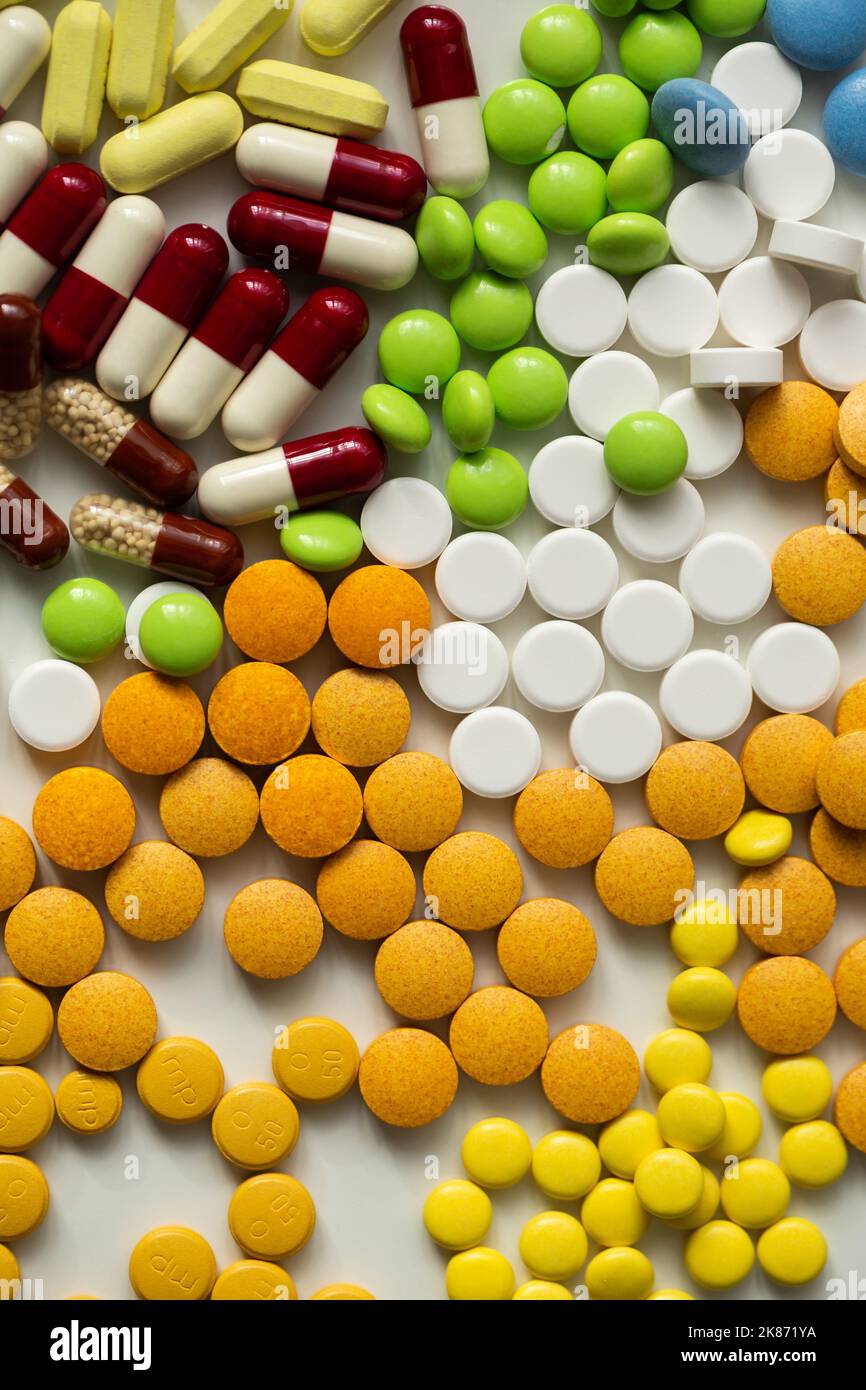 Viele verschiedene Pillen auf grauem Hintergrund. Stockfoto
