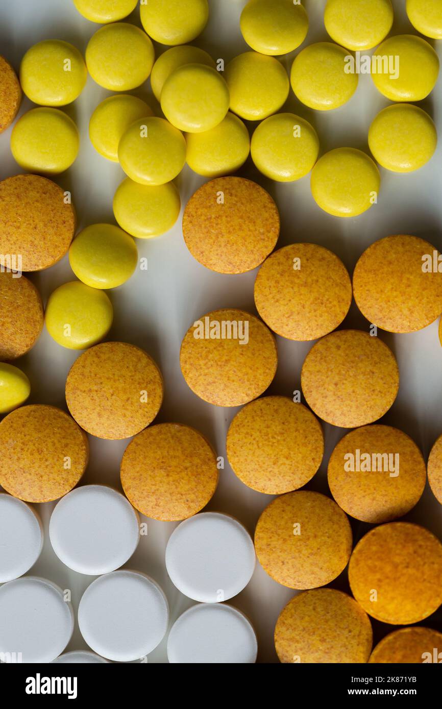 Viele verschiedene Pillen auf grauem Hintergrund. Stockfoto