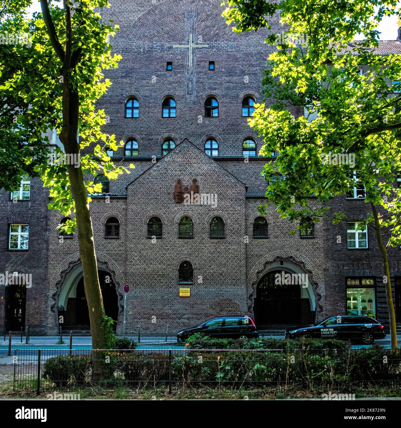 Kath. Pfarramt . Römisch-katholische Kirche im Stil des Backsteinexpressionismus vom Architekten Carl Kühn, Wichertstrasse 23 Prenzlauer Berg, Berlin. Stockfoto