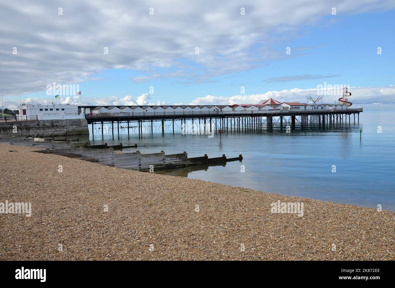 Der Pier in Herne Bay in Kent, England. Bis es 1978 durch einen Sturm beschädigt wurde, war es der zweitlängste Pier in Großbritannien. Stockfoto