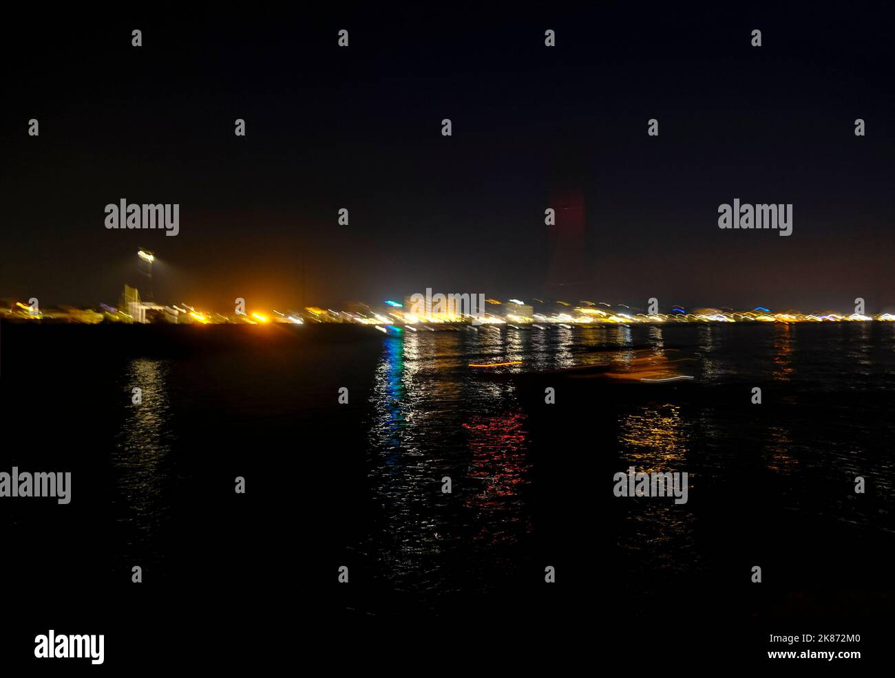 Nachtsicht auf die Stadt am Meer. Bunte Lichter der Stadt bei Nacht. Nacht Senigallia, Italien Stockfoto