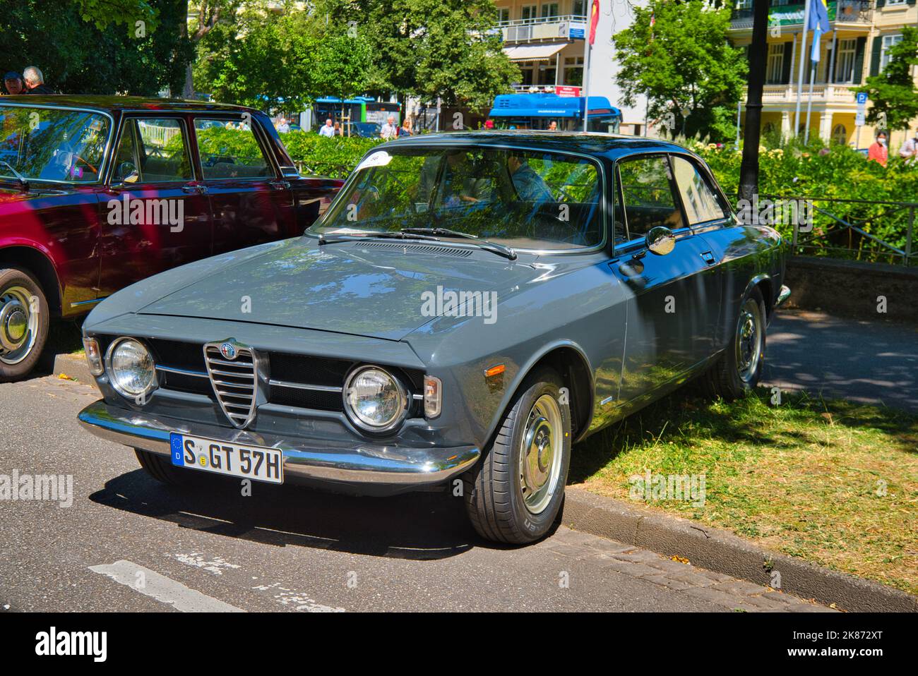 BADEN BADEN, DEUTSCHLAND - JULI 2022: Grau Alfa Romeo 105 115 Coupe GT Junior 1300 1967, Oldtimer-Treffen im Kurpark. Stockfoto