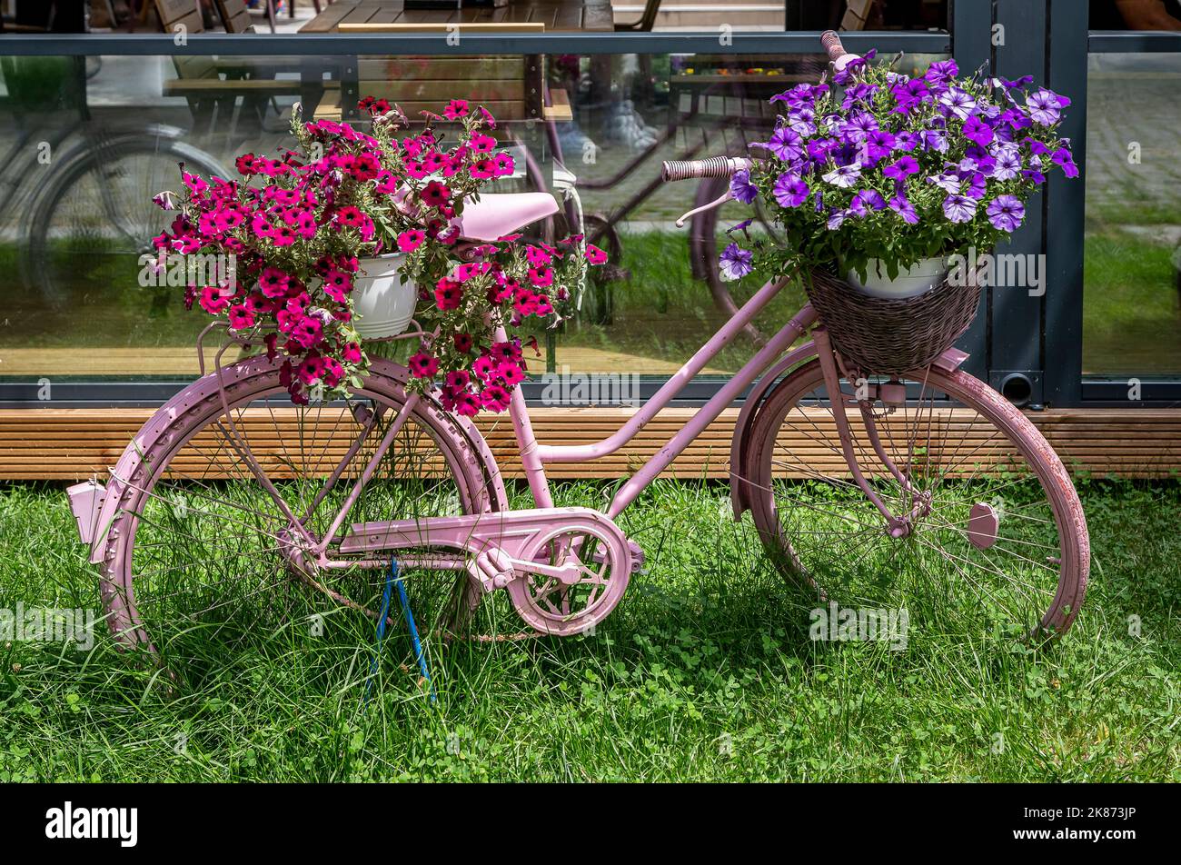 Schöne rustikale Blumenarrangements im Park Stockfoto