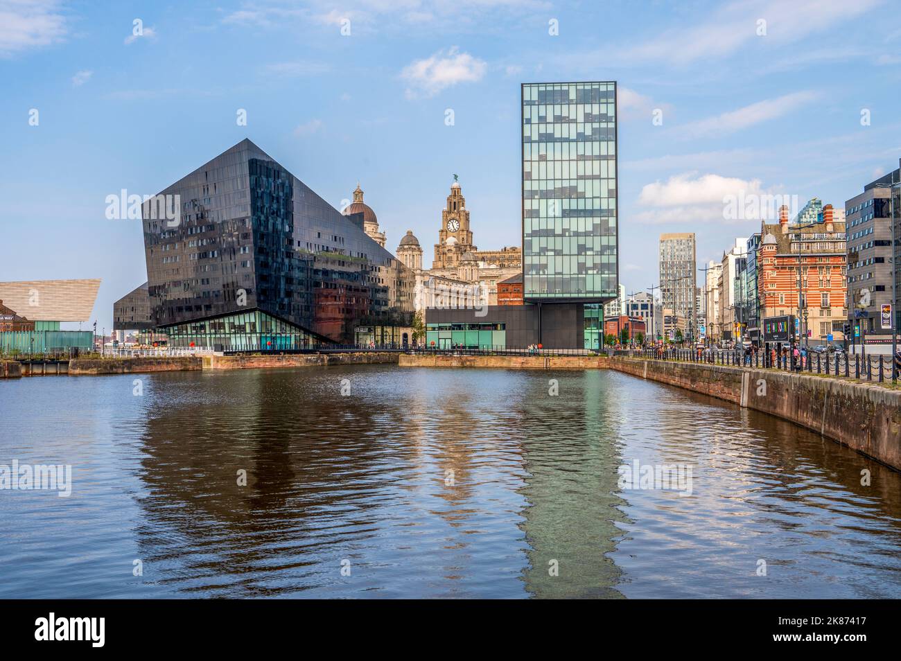 Docking Station neben Albert Dock mit dem Liver Building im Hintergrund, Liverpool, Merseyside, England, Vereinigtes Königreich, Europa Stockfoto