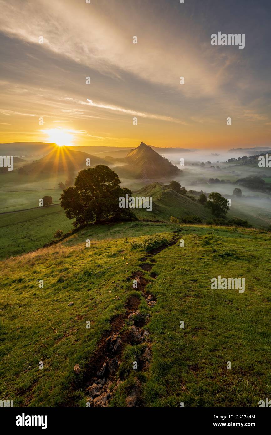 Blick auf den Parkhouse Hill bei Sonnenaufgang an einem stimmungsvollen Morgen, Peak District National Park, Derbyshire, England, Großbritannien, Europa Stockfoto