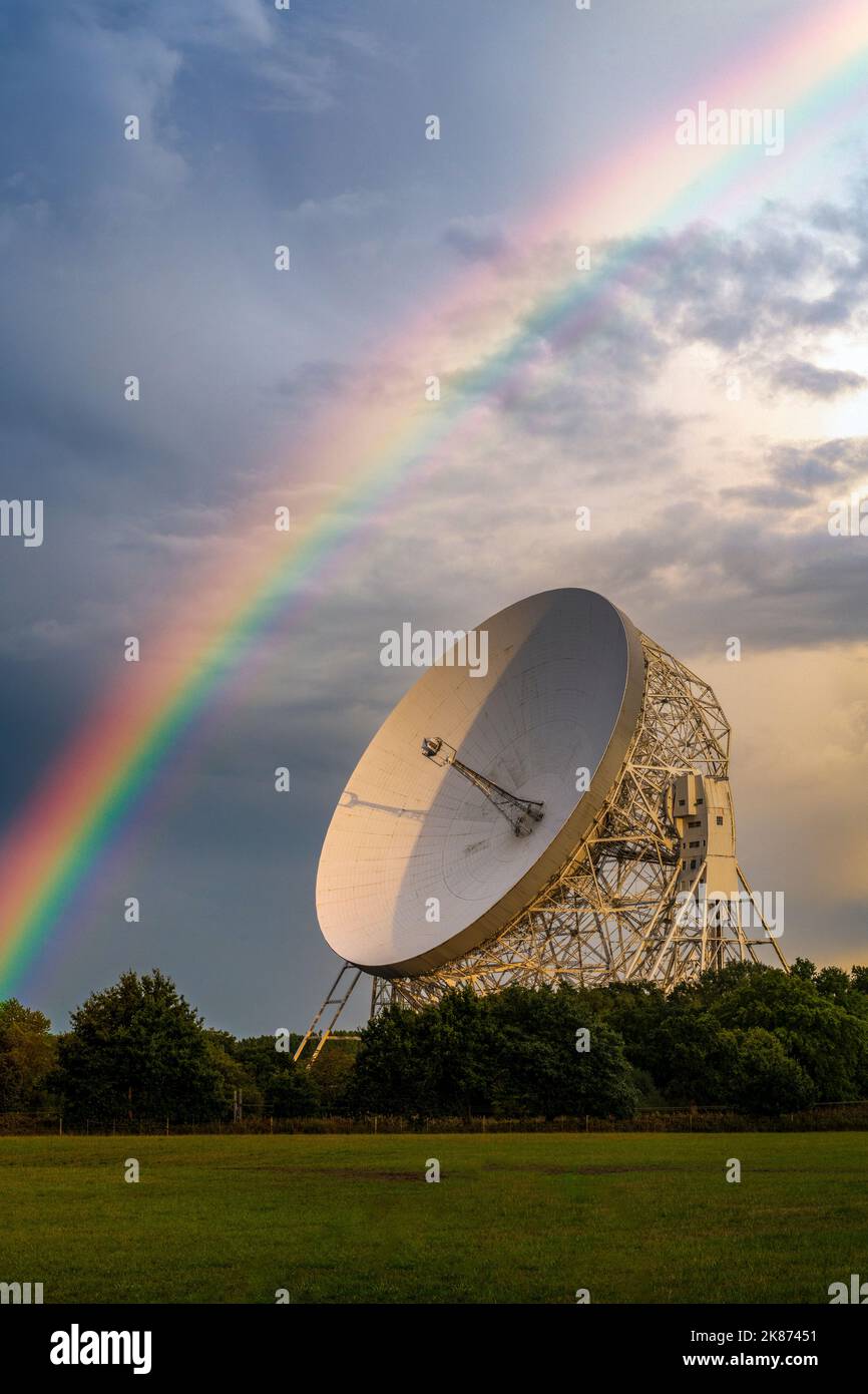 The Lovell Mark I Giant Radio Telescope and rainbow, Jodrell Bank, Ceshire, England, Vereinigtes Königreich, Europa Stockfoto