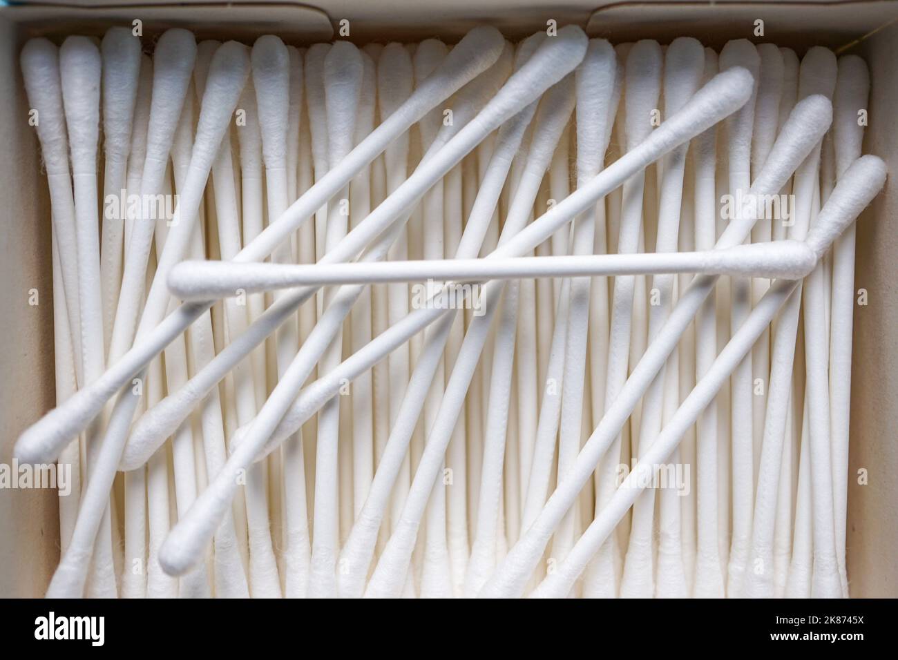 Wattestäbchen, Hygieneartikel und Kosmetik Stockfoto