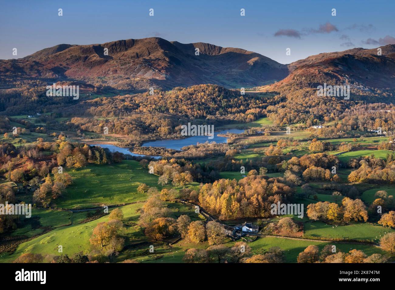 Elter Water, Wetherlam und Tilberthwaite Fells aus Loughrigg fielen im Herbst, Lake District National Park, UNESCO, Cumbria, England Stockfoto