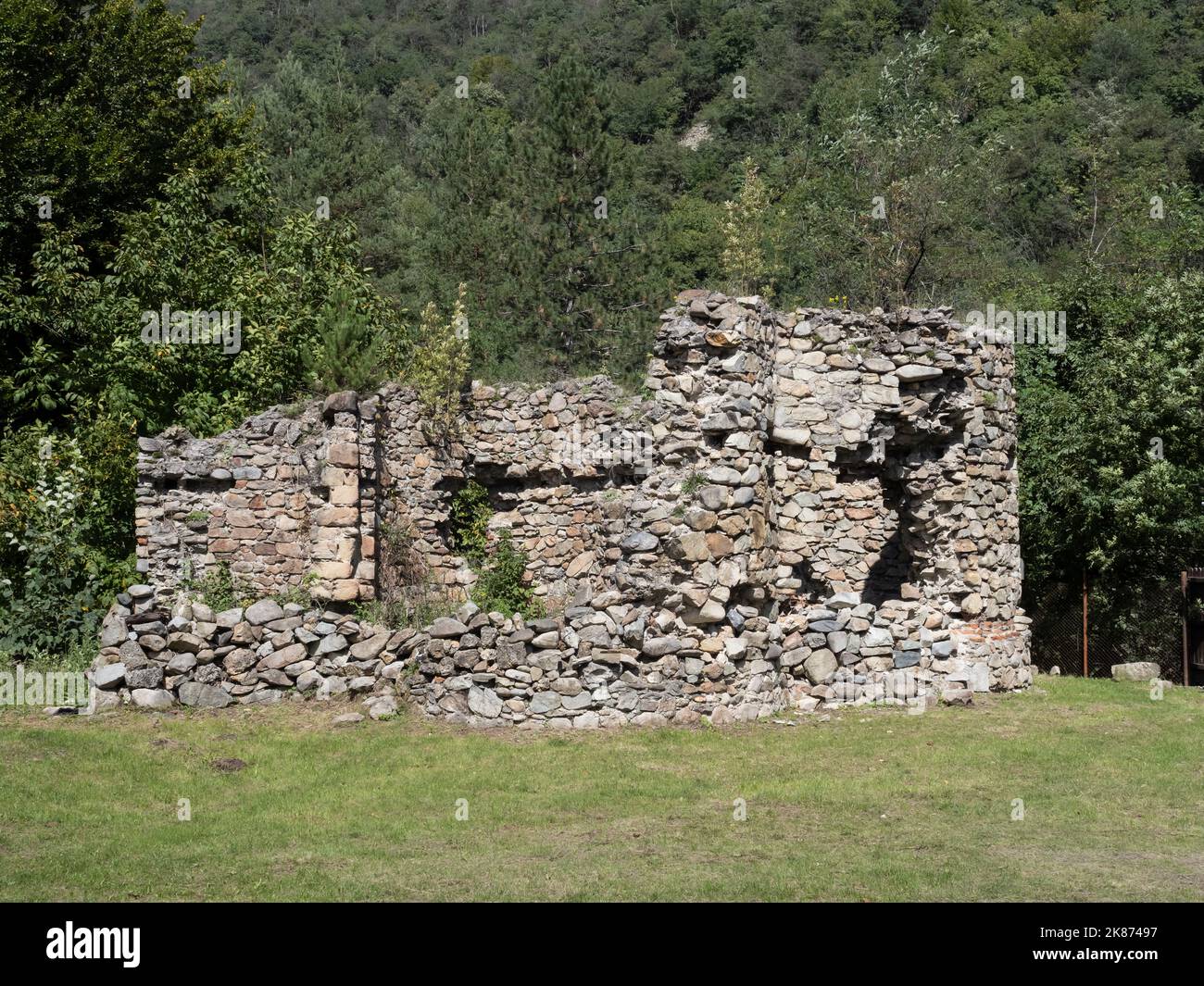 Die Ruinen des alten Visina-Klosters in Bumbesti-Jiu, Gorj, Rumänien. Stockfoto