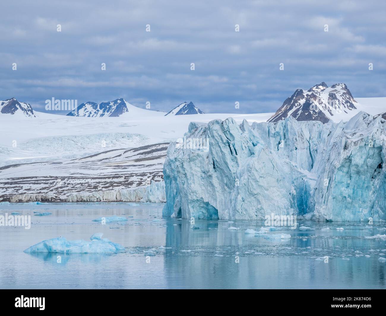 Blick auf den Lilliehookbreen (Lilliehook Glacier) auf der Nordwestseite von Spitzbergen, Spitzbergen, Norwegen, Europa Stockfoto
