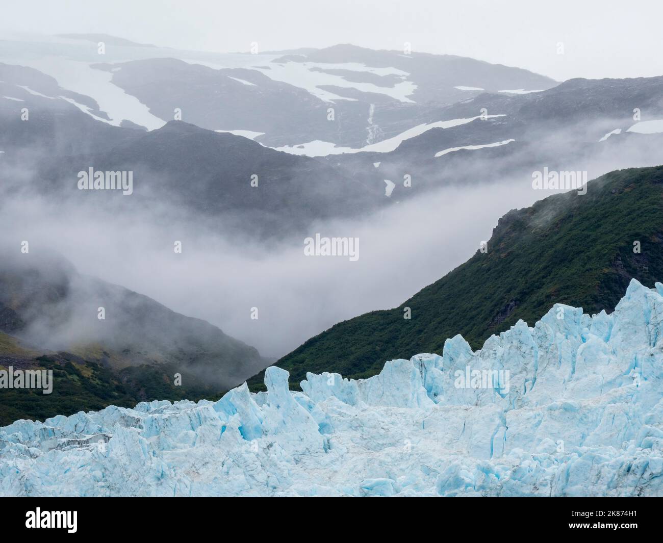Ein Blick auf den Aialik-Gletscher, der vom Harding Ice Field, Kenai Fjords National Park, Alaska, USA, Nordamerika, kommt Stockfoto