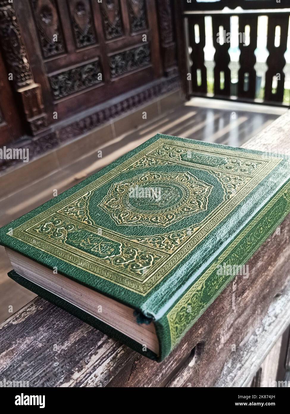 Das Buch des Al-Quran, das heilige Buch für Muslime, wird auf den Zaun des hölzernen Pavillons gelegt, wo die Studenten den Koran lesen und auswendig lernen Stockfoto