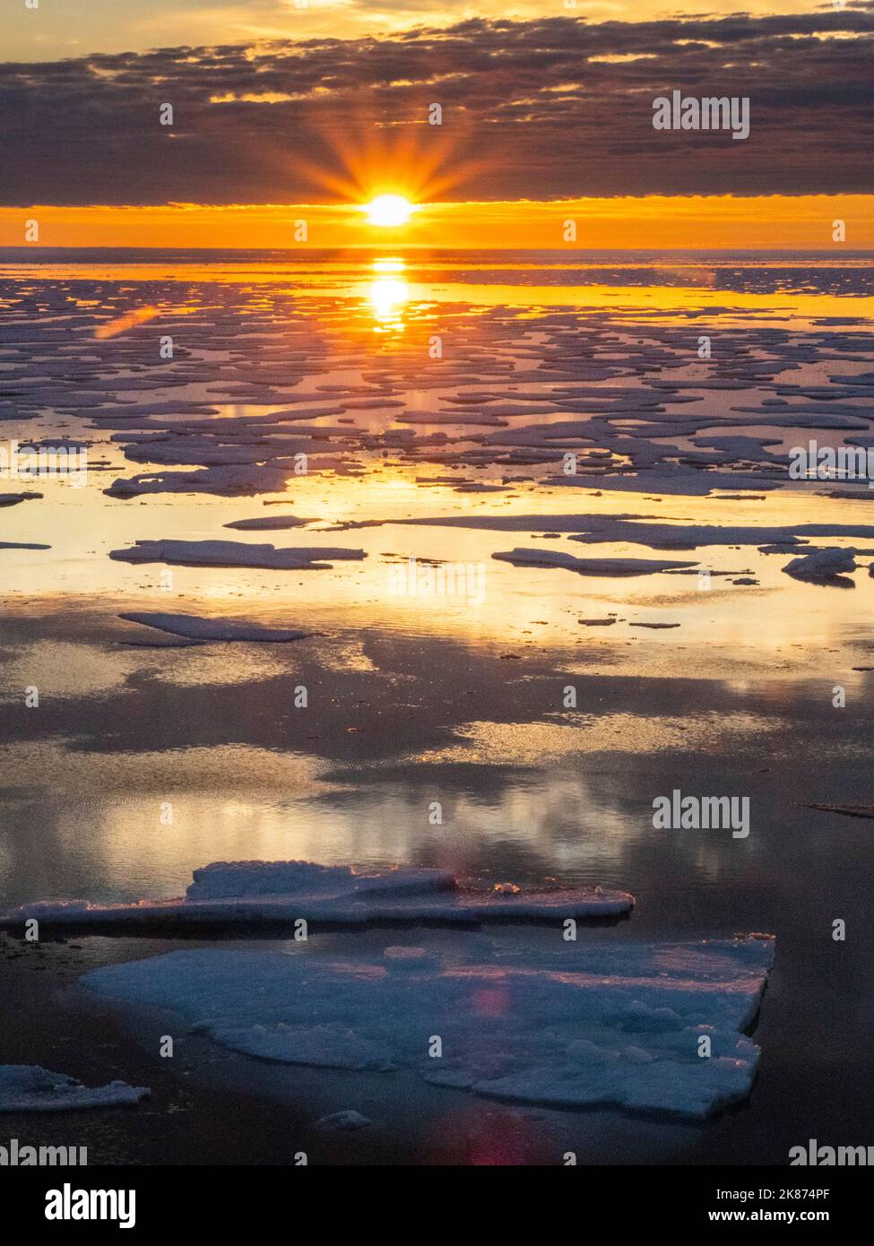 Sonnenuntergang über Schmelzwasserbecken im schweren Packeis im McClintock Channel, Northwest Passage, Nunavut, Kanada, Nordamerika Stockfoto
