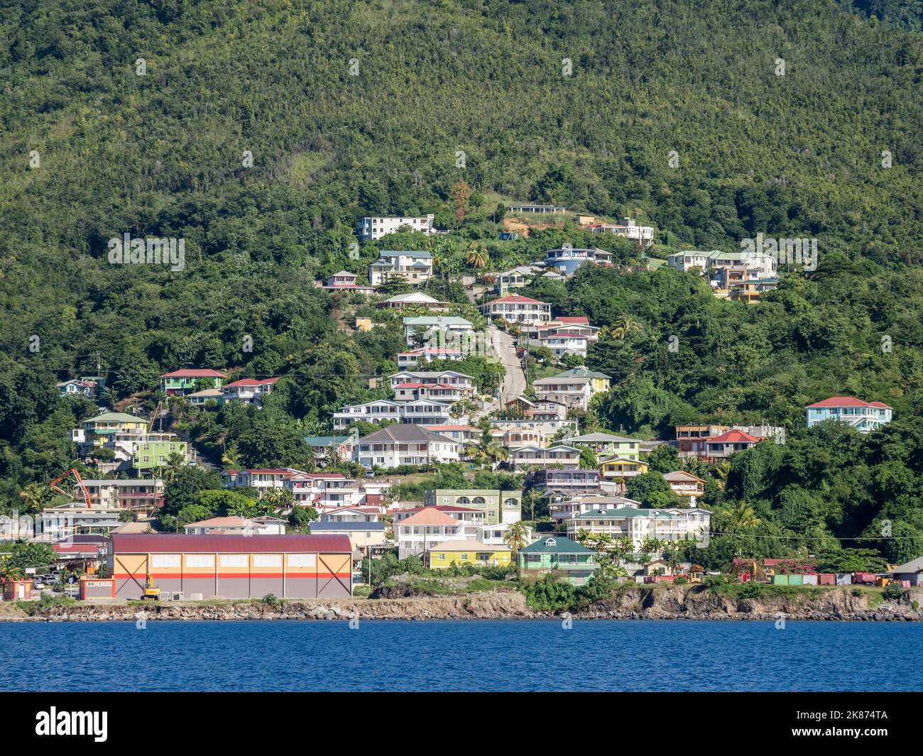 Blick vom Meer auf die üppigen Berge, die die Hauptstadt Roseau umgeben, an der Westküste von Dominica, Windward Islands Stockfoto