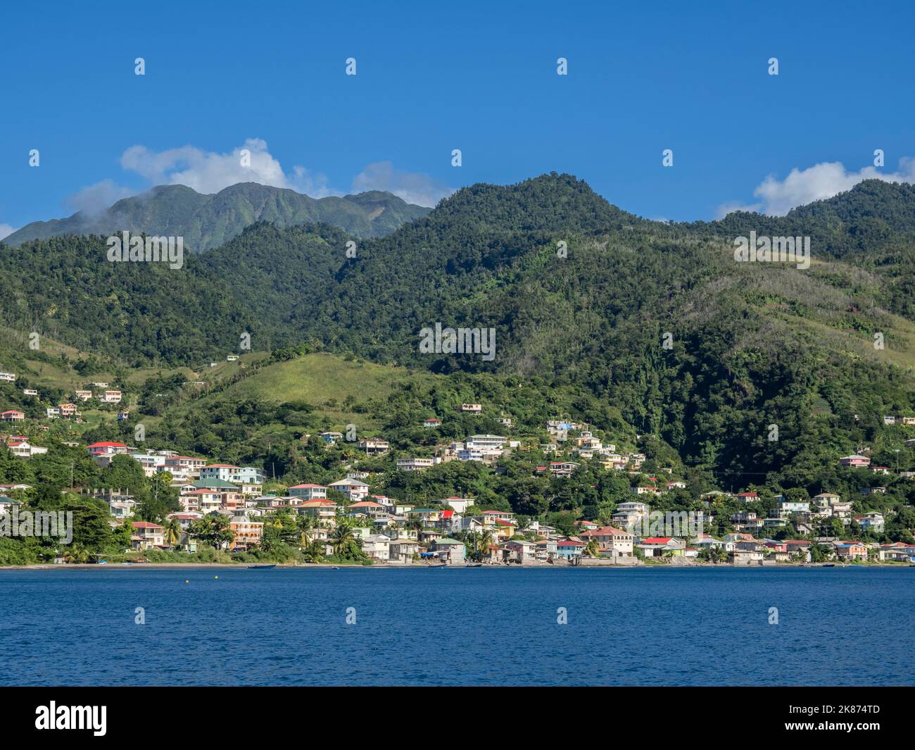 Blick vom Meer auf die üppigen Berge, die die Hauptstadt Roseau an der Westküste von Dominica umgeben Stockfoto