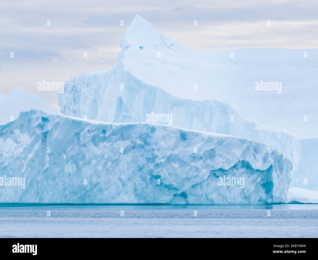 Riesige Eisberge aus dem Ilulissat-Eisfjord strandeten auf einer ehemaligen Endmoräne etwas außerhalb von Ilulissat, Grönland, Dänemark, Polarregionen Stockfoto