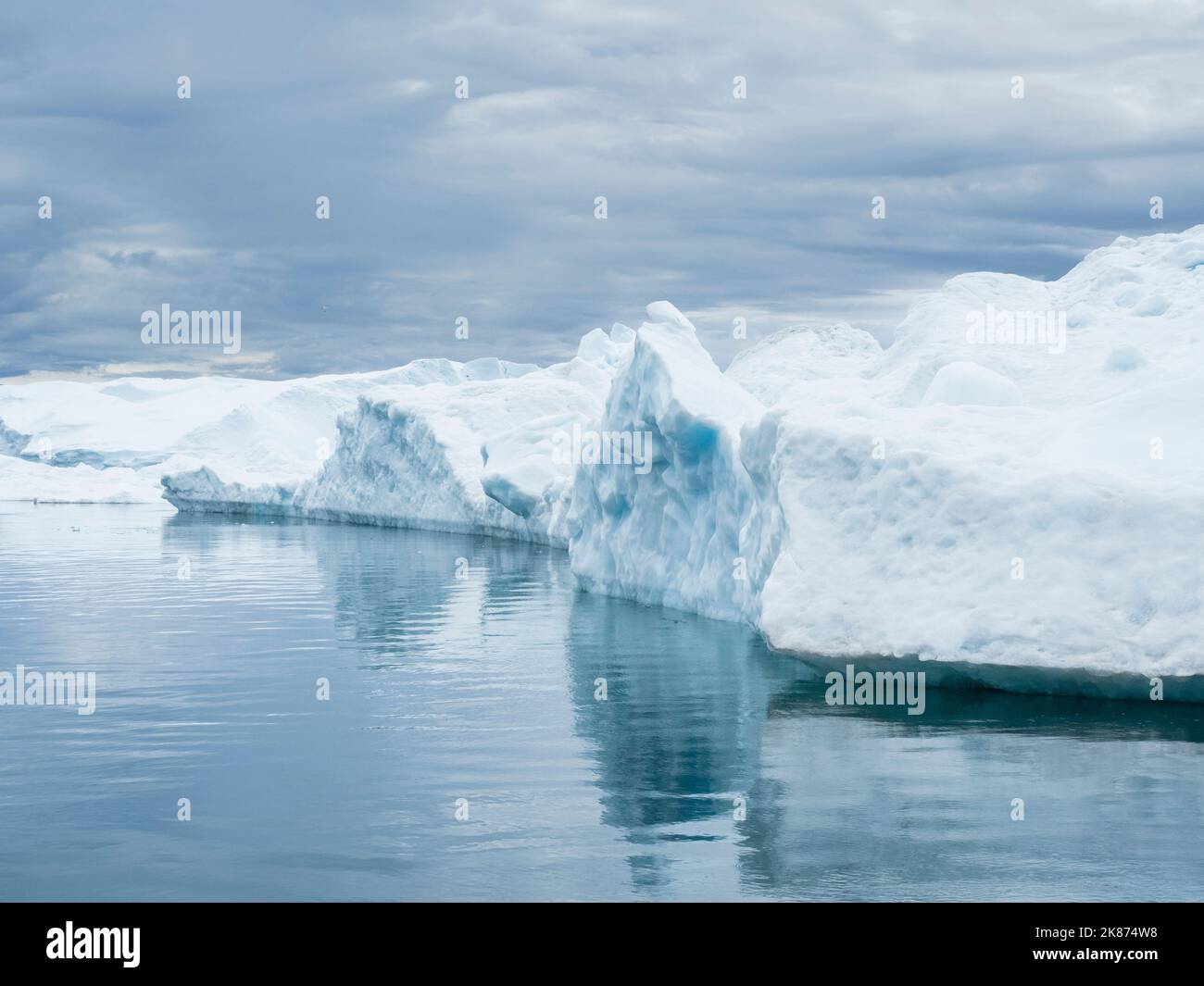 Riesige Eisberge aus dem Ilulissat-Eisfjord strandeten auf einer ehemaligen Endmoräne etwas außerhalb von Ilulissat, Grönland, Dänemark, Polarregionen Stockfoto
