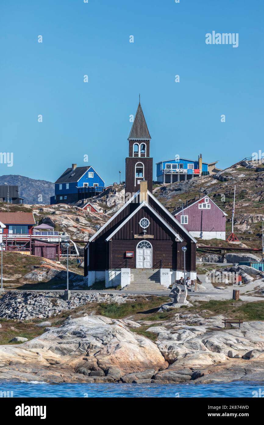 Ein Blick auf Zions Kirche, umgeben von bunt bemalten Häusern in der Stadt Ilulissat, Grönland, Dänemark, Polarregionen Stockfoto