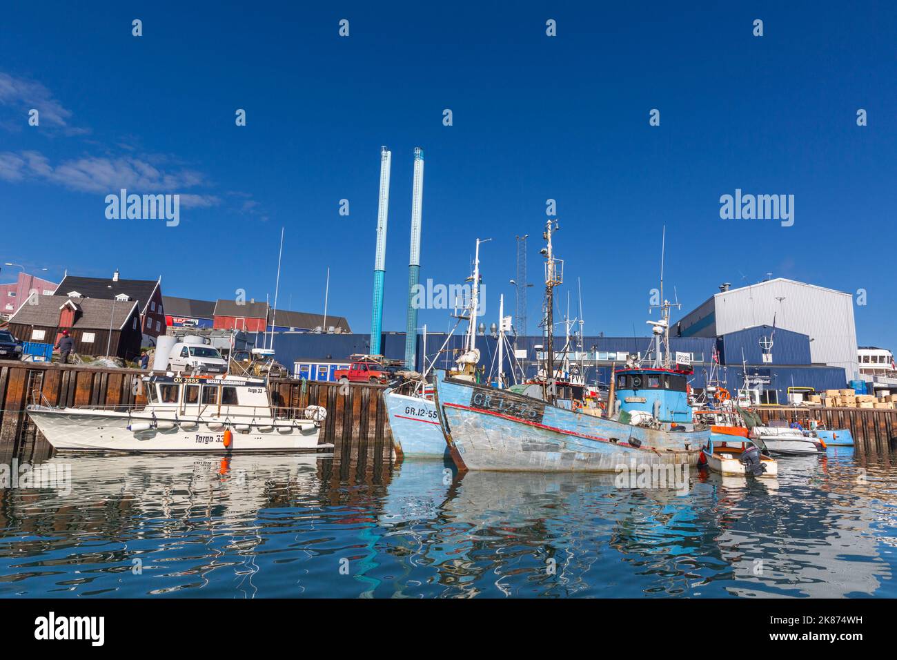 Ein Blick kommerzielle Fischerei-und Walfangboote im Innenhafen in der Stadt Ilulissat, Grönland, Dänemark, Polarregionen Stockfoto