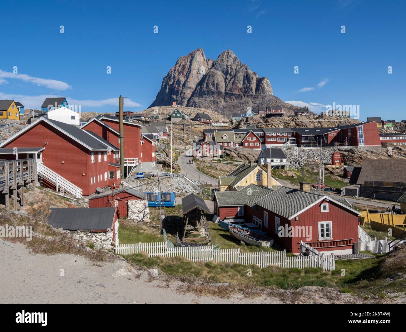 Bunt bemalte Häuser in der Kleinstadt Uummannaq auf der Insel Uummannaq, Grönland, Dänemark, Polarregionen Stockfoto