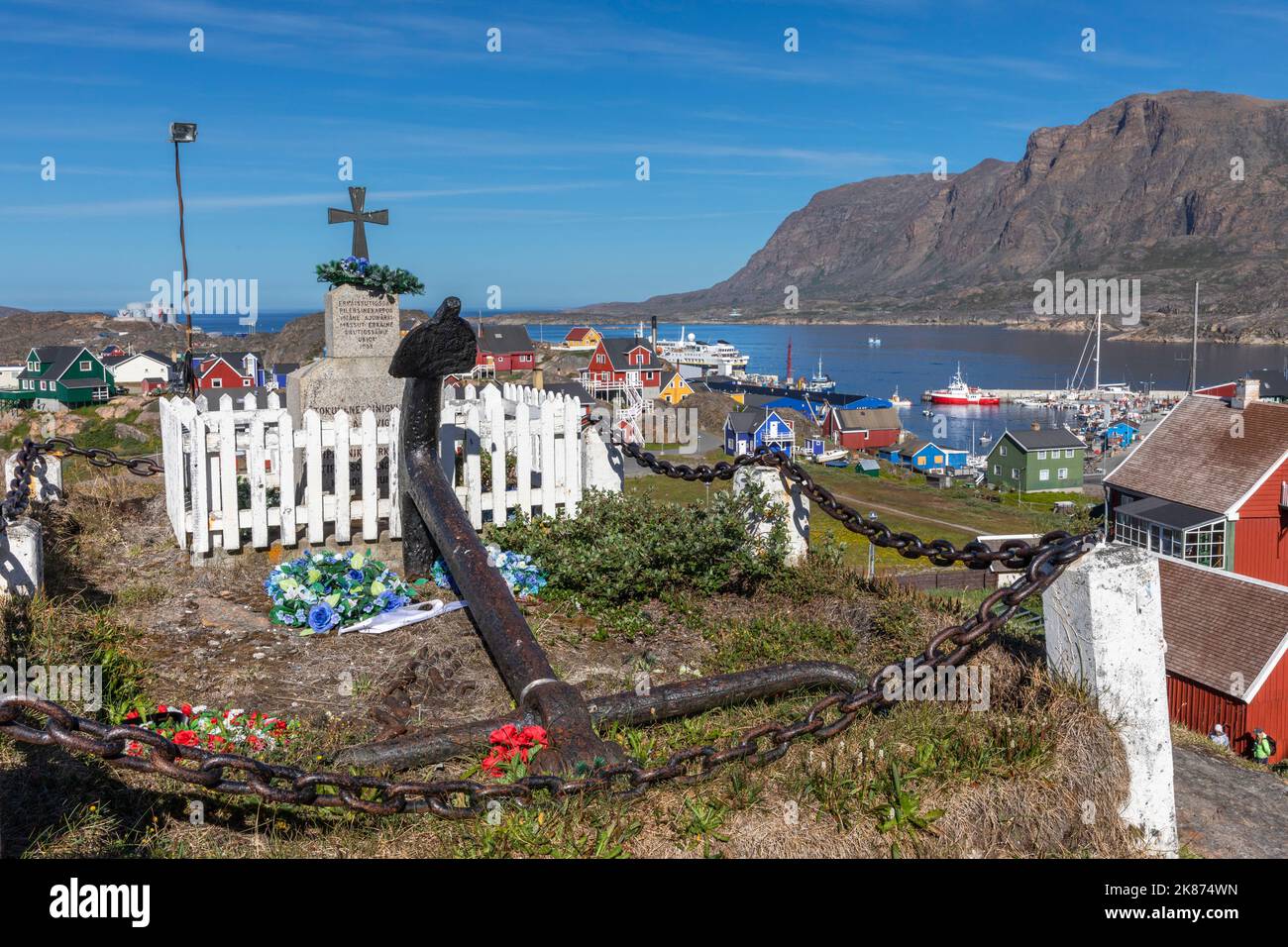 Eine Ansicht des Denkmals, das den gefallenen Kriegshelden in der Stadt Sisimiut, Grönland, Dänemark, Polarregionen, gewidmet ist Stockfoto