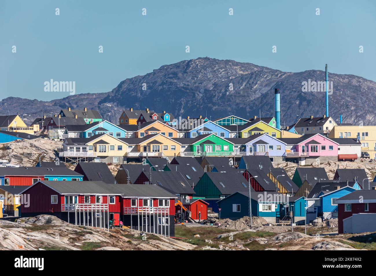 Ein Blick auf bunt bemalte Häuser in der Stadt Ilulissat, Grönland, Dänemark, Polarregionen Stockfoto