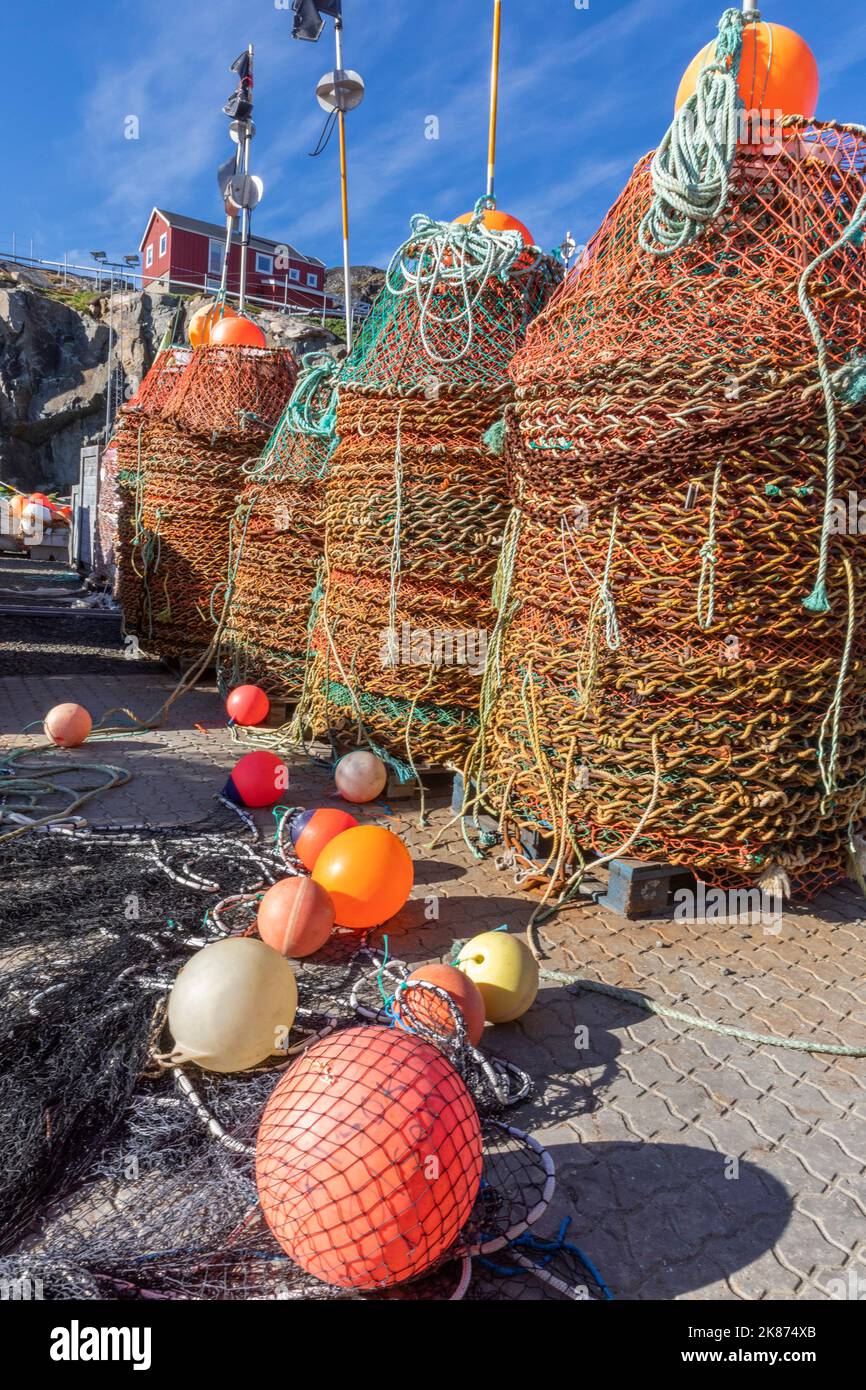 Ein Blick auf kommerzielle Krabbenköpfe, die im Innenhafen der Stadt Sisimiut, Grönland, Dänemark, Polarregionen, gelagert werden Stockfoto