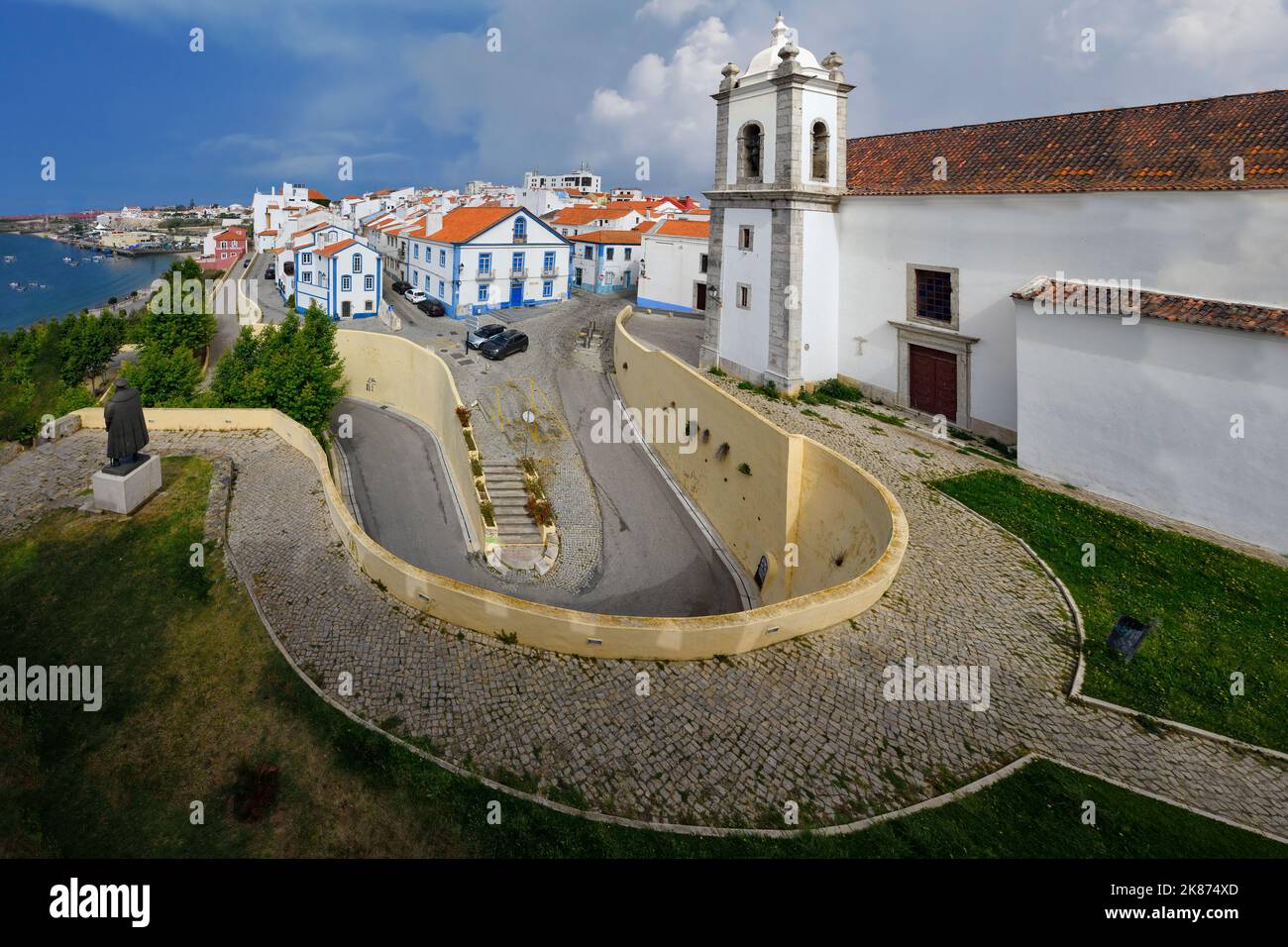 Panoramablick über das historische Stadtzentrum und die Kirche Saint Salvador, Sines, Alentejo, Portugal, Europa Stockfoto