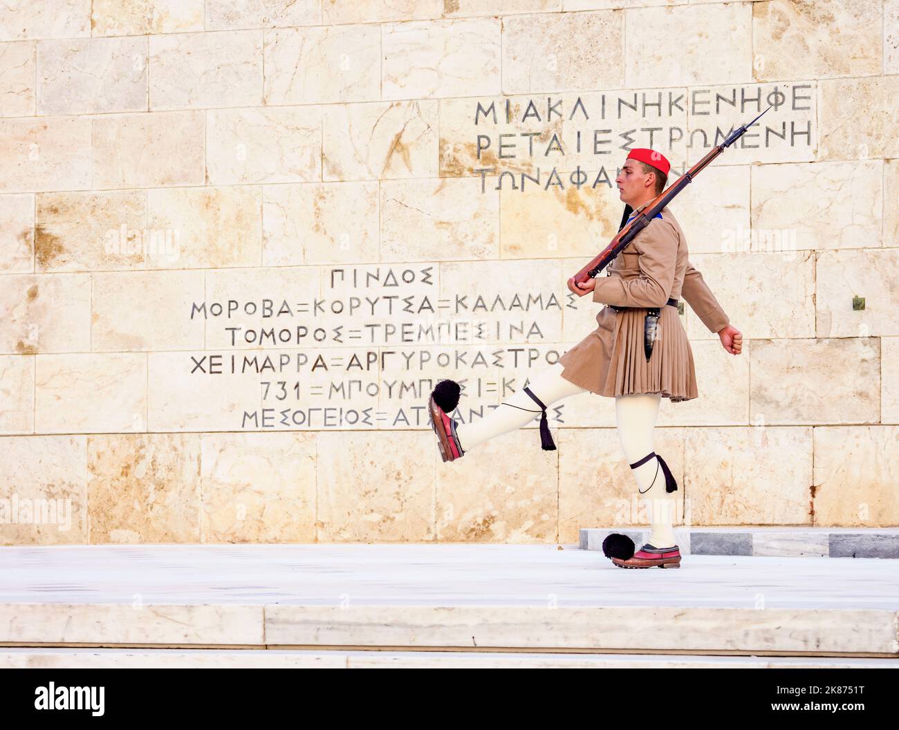 Wachablösung vor dem Denkmal für den unbekannten Soldaten, Syntagma-Platz, Athen, Attika, Griechenland, Europa Stockfoto