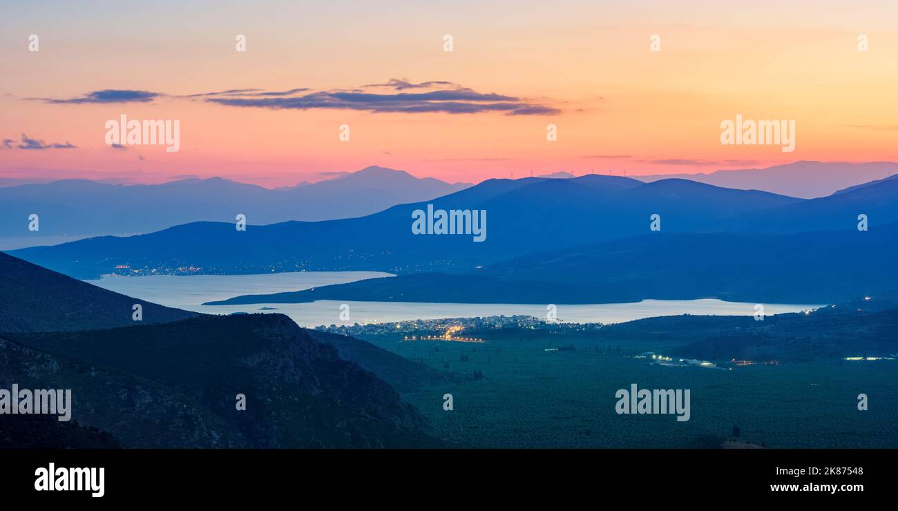 Blick über das Pleistos River Valley in Richtung Golf von Korinth in der Abenddämmerung, Delphi, Phocis, Griechenland, Europa Stockfoto