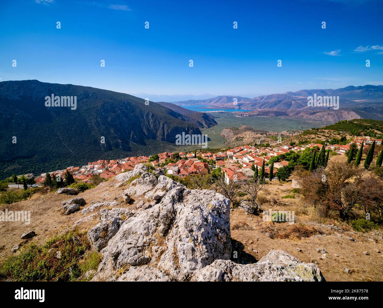 Blick über die Stadt Delphi und das Pleistos River Valley in Richtung Golf von Korinth, Delphi, Phocis, Griechenland, Europa Stockfoto