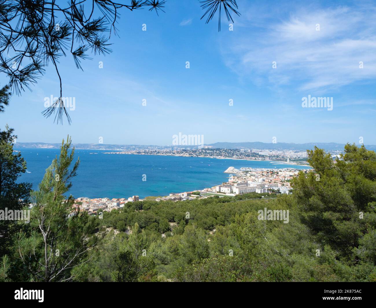 Marseille, Frankreich - Mai 22. 2022: Blick vom Nationalpark Calanques in Richtung Stadt. Stockfoto