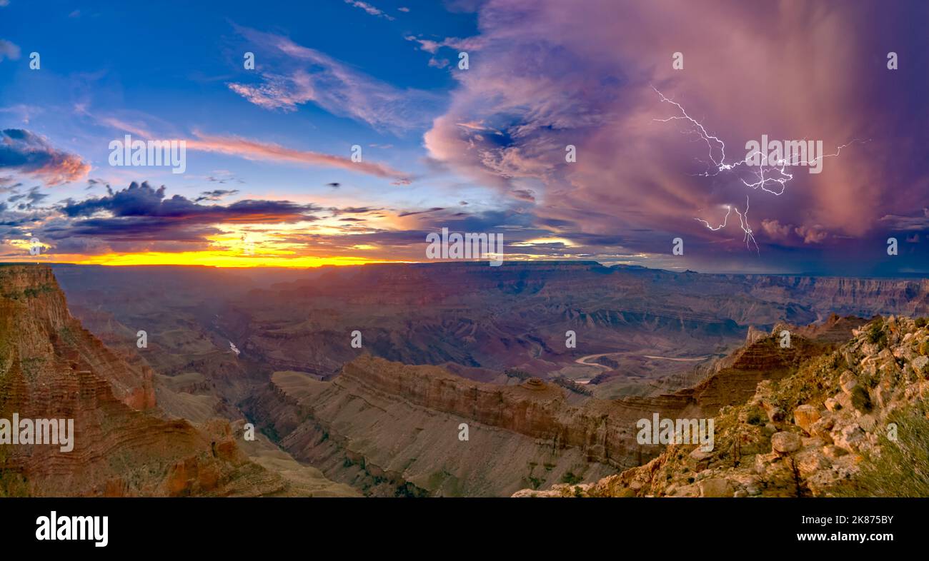 Ein todender Sturm in der Dämmerung, der vom Lipan Point, Grand Canyon, mit sichtbarem Spider Lightning, Grand Canyon National Park, UNESCO, Arizona, aus gesehen wird Stockfoto