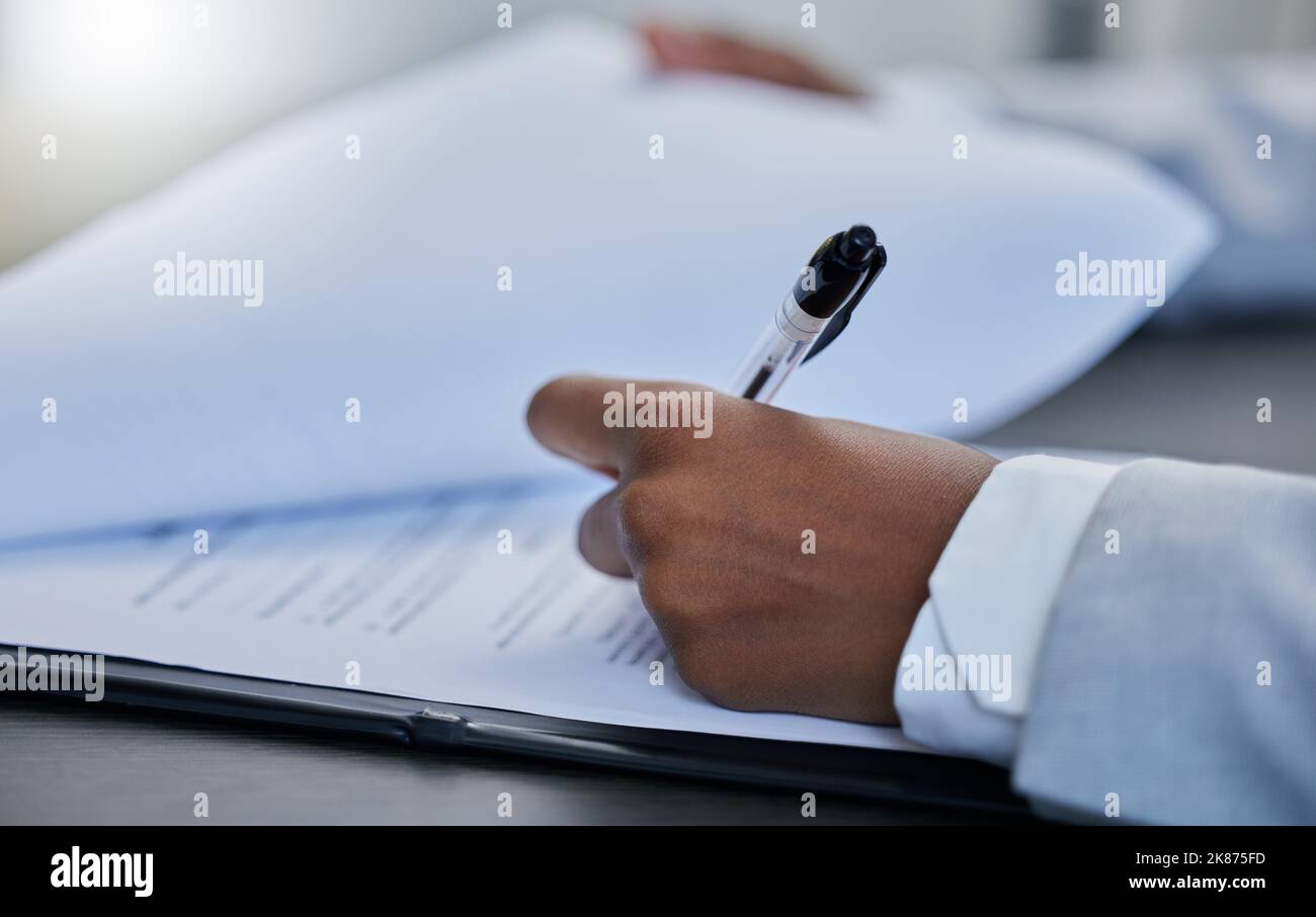 Lesen Sie das Kleingedruckte. S Geschäftsmann Ausfüllen Papierkram in seinem Büro. Stockfoto