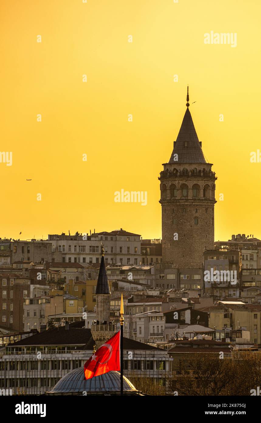 Sonnenuntergang mit dem Galata-Turm im Blick, Istanbul, Türkei, Europa Stockfoto