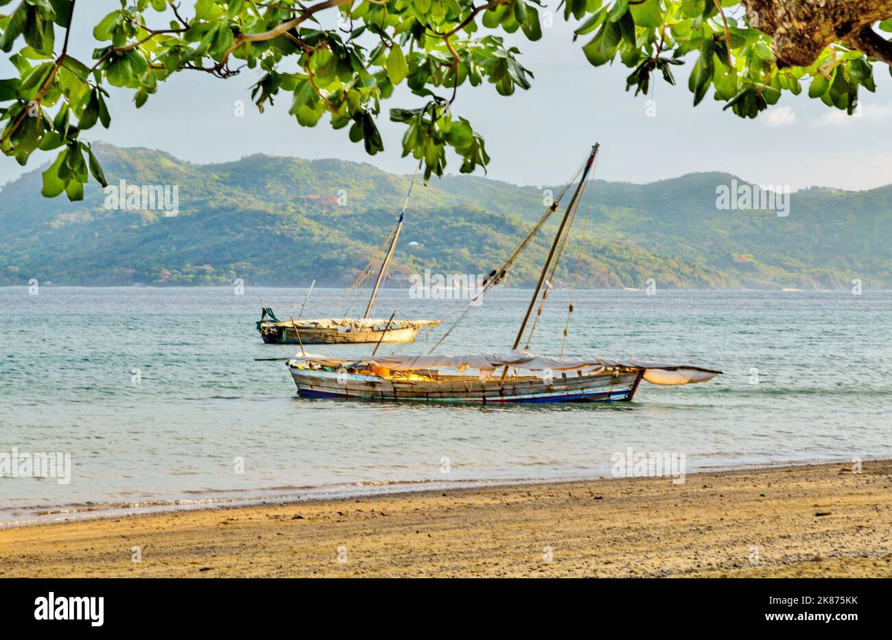 Hölzerne Küstensegelboote ankerten auf der Insel Nosy Be, im Nordwesten Madagaskars, im Indischen Ozean, in Afrika Stockfoto